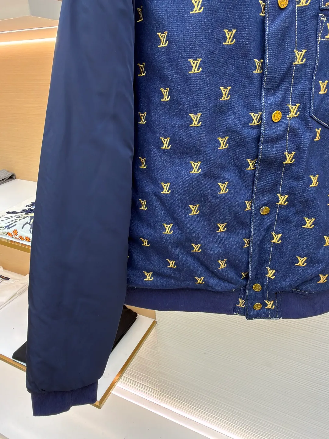 LOUIS VUITTON Full-width embroidered lapel Logo long-sleeved denim ●Original version: Purchased and developed by 28913 ●Item number: 1681216-B80 ●Fabric: denim fabric ●Technology: washed production ●Color: navy blue ●Version: fitted version ●Weight: about 1005 grams ●Size: 46-48-50-52 ●Description: The high-end fabric is made of 430g denim fabric, which feels breathable and comfortable after washing. The inner liner is quilted to keep warm and comfortable. It has exquisite counterpoint embroidery, and the custom-dyed pure cotton rib details are comparable to the original. The low-key and luxurious design must be your fashionable and versatile item. The same denim for men and women! The overall wiring is straight and delicate, the fabric is comfortable and soft, and the color is consistent without color difference. It can be matched with the same style to create a fashionable look and control various occasions. Customized accessories, complete with three standards, same style for men and women!
